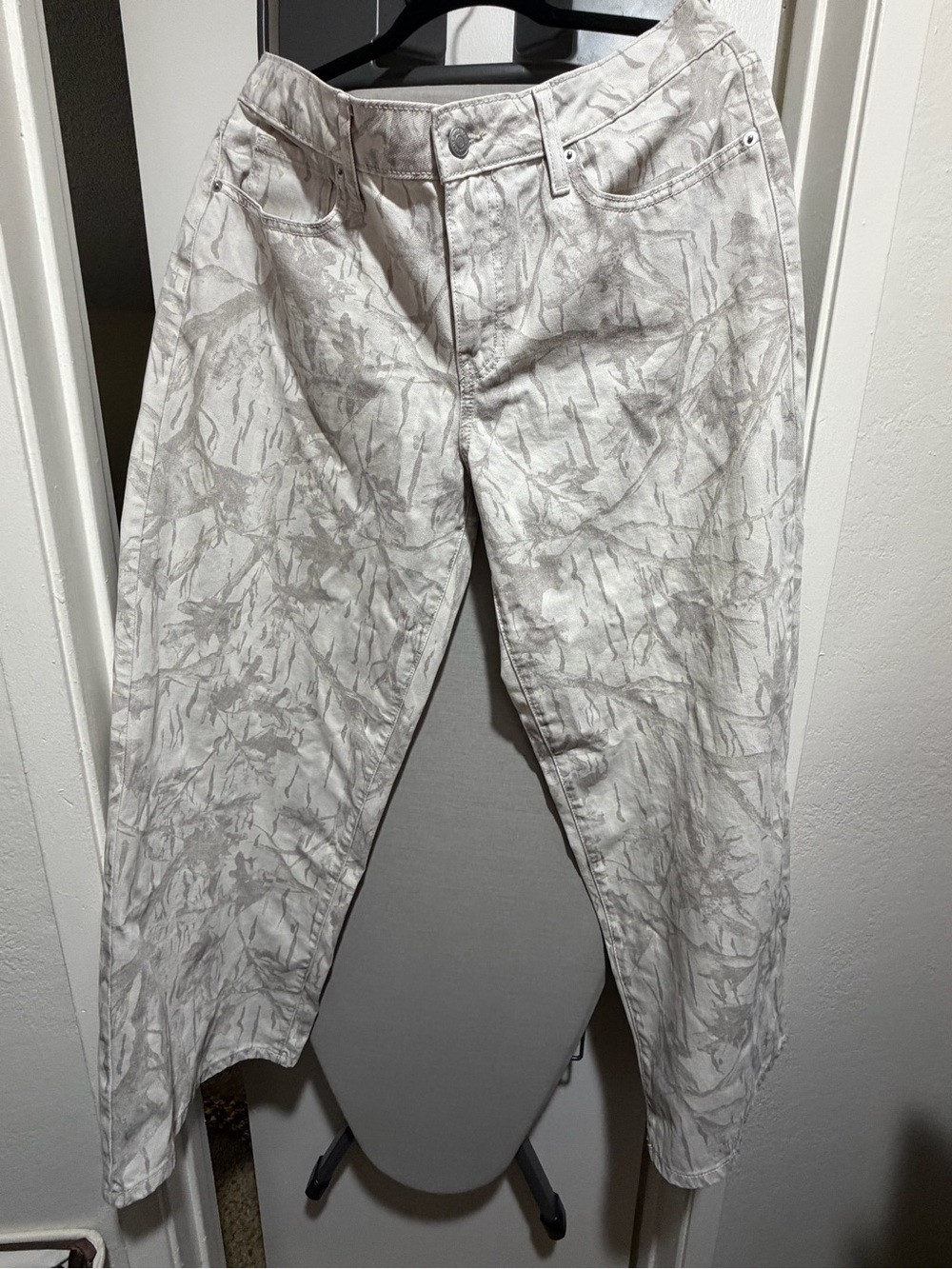 wild fable Women's Boyfriend Jeans in White and Light Gray Marble